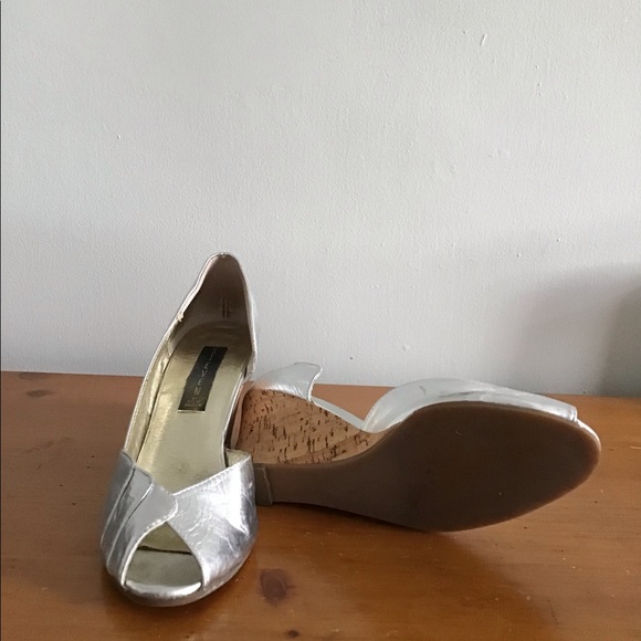 STEVEN by STEVE MADDEN Metallic Silver Wedge - Picture 2 of 2